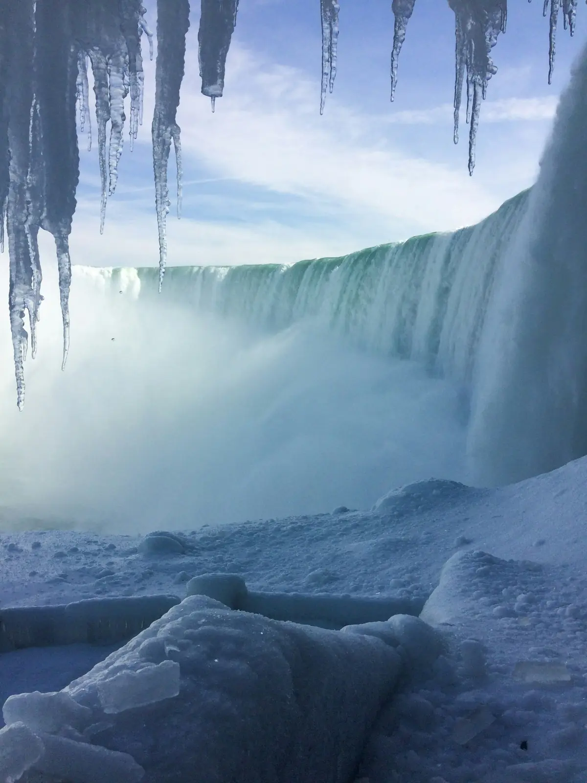 Horseshoe Falls with icicles and snow in winter