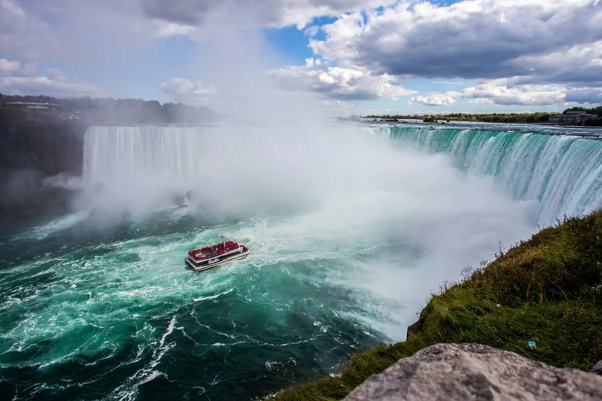 View over the Horseshoe Falls with a red tour boat in the basin