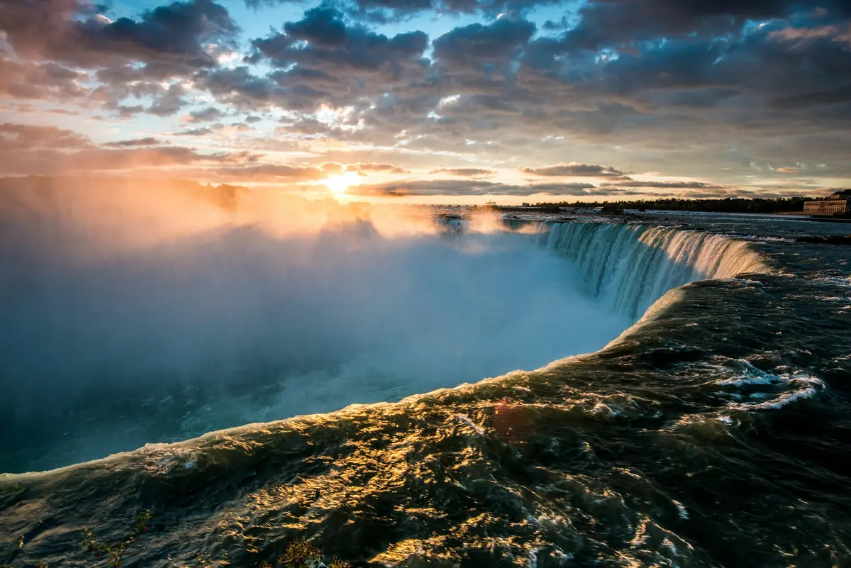Sunrise light over the crest of the Horseshoe Falls